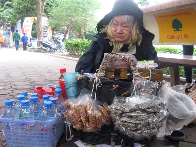 Hàng chục năm nay người dân qua lại bờ hồ Hoàn Kiếm đã quen với hình ảnh một bà lão với gánh hàng rong vụn vặt bán kiếm chút lời sống qua ngày, đó chính là cụ Nguyễn Thị Yến (91 tuổi)